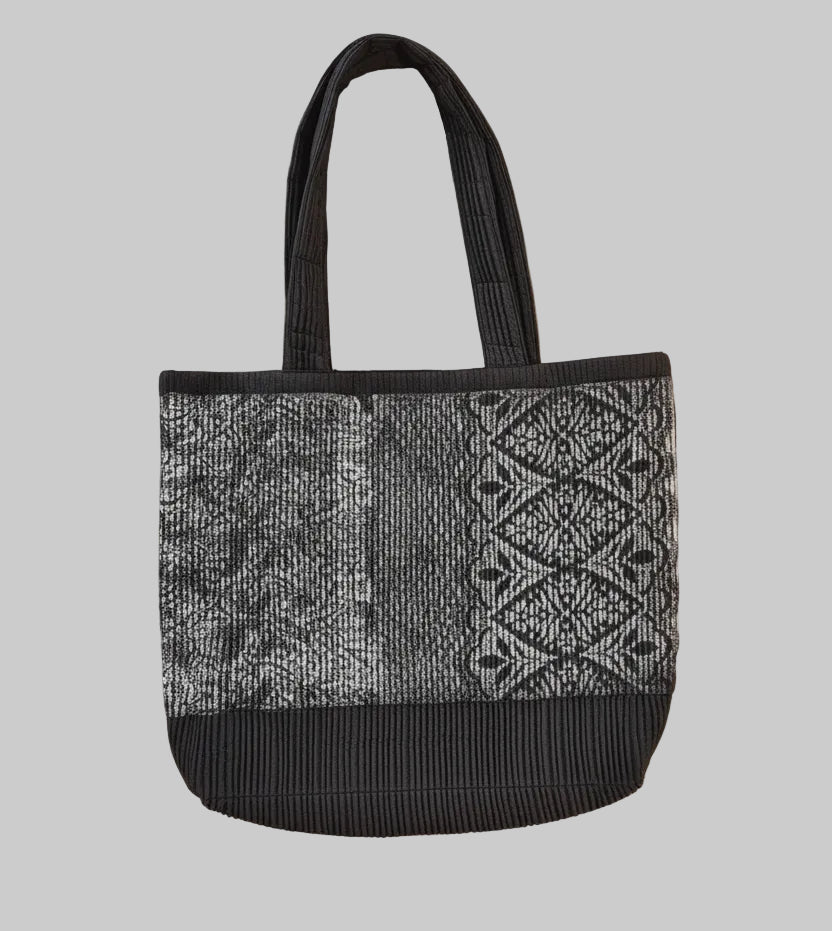 VERTICAL QUILTED TOTE BAG