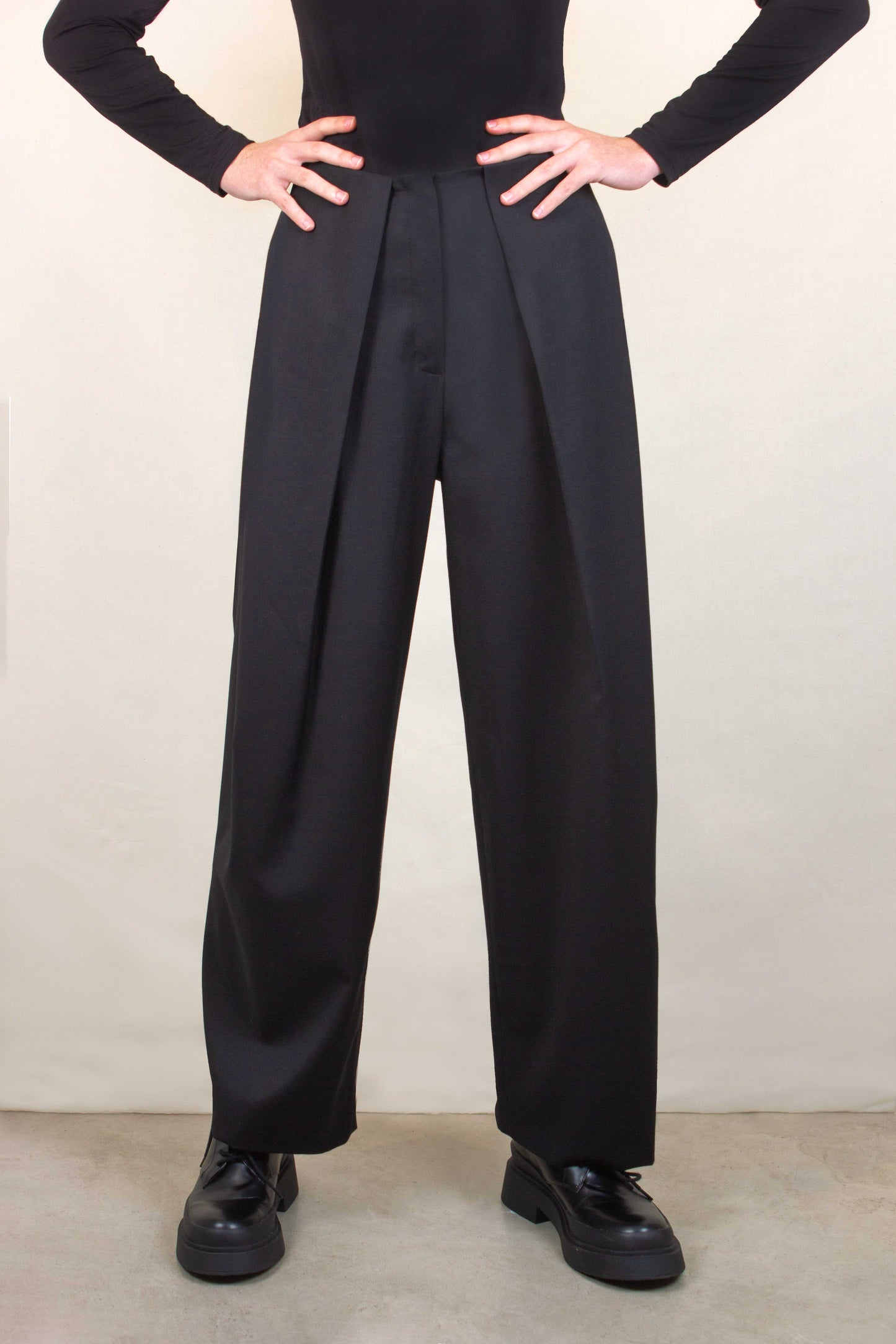 WIDE PLEATED TROUSER
